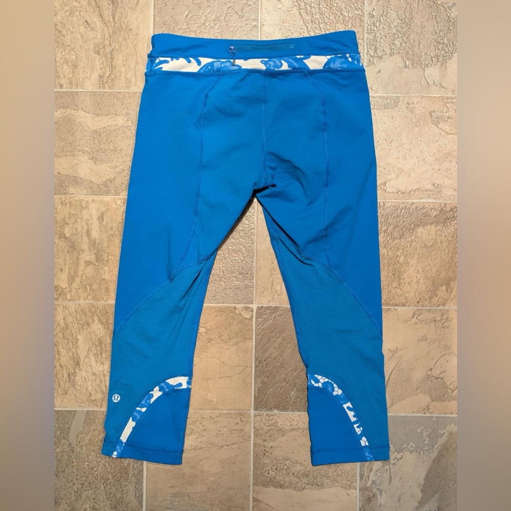 Lululemon Athletic Capri Leggings (Blue / White) Size 8 - Gently Used Condition